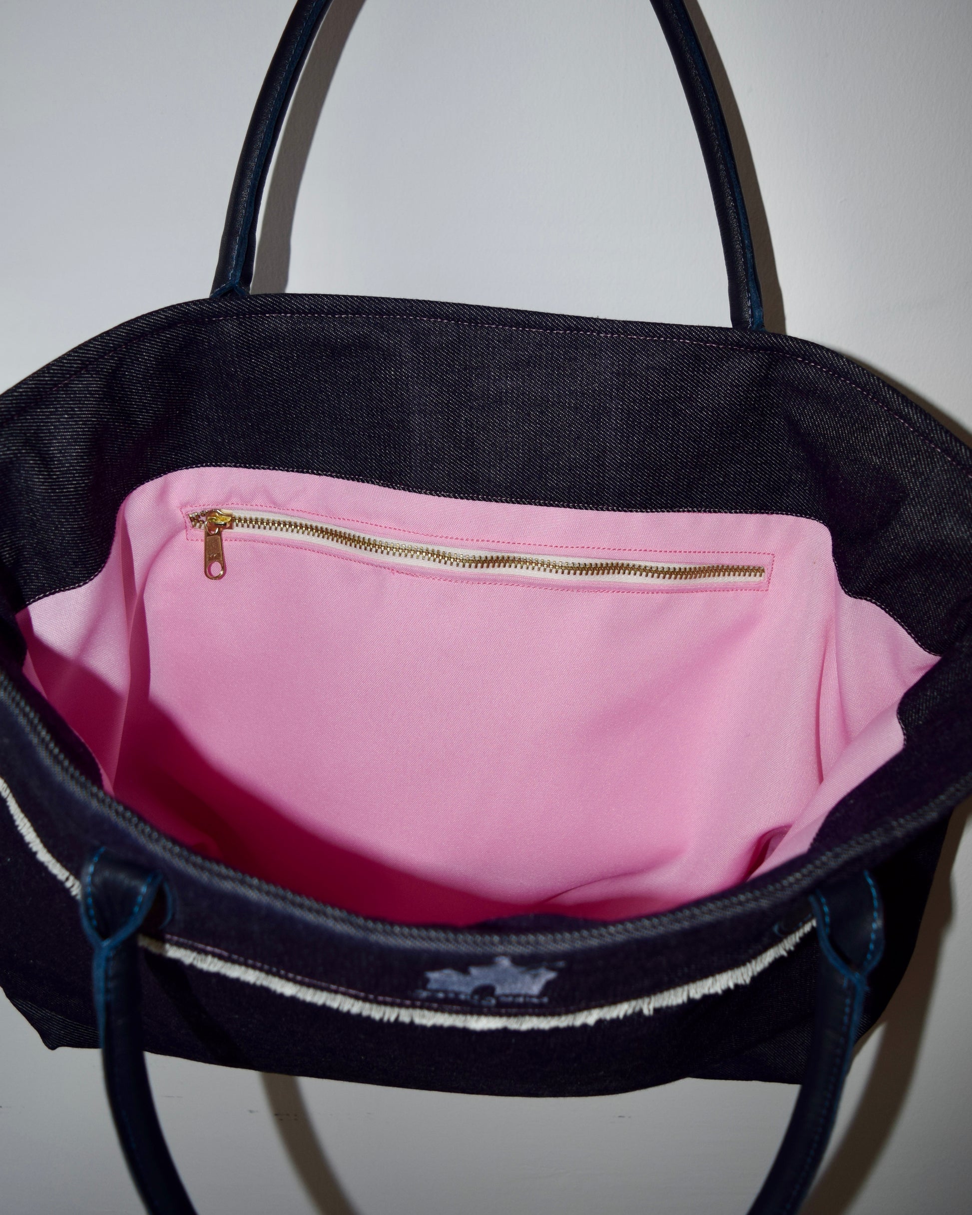 Bolsa oversized jeans alças couro forro rosa