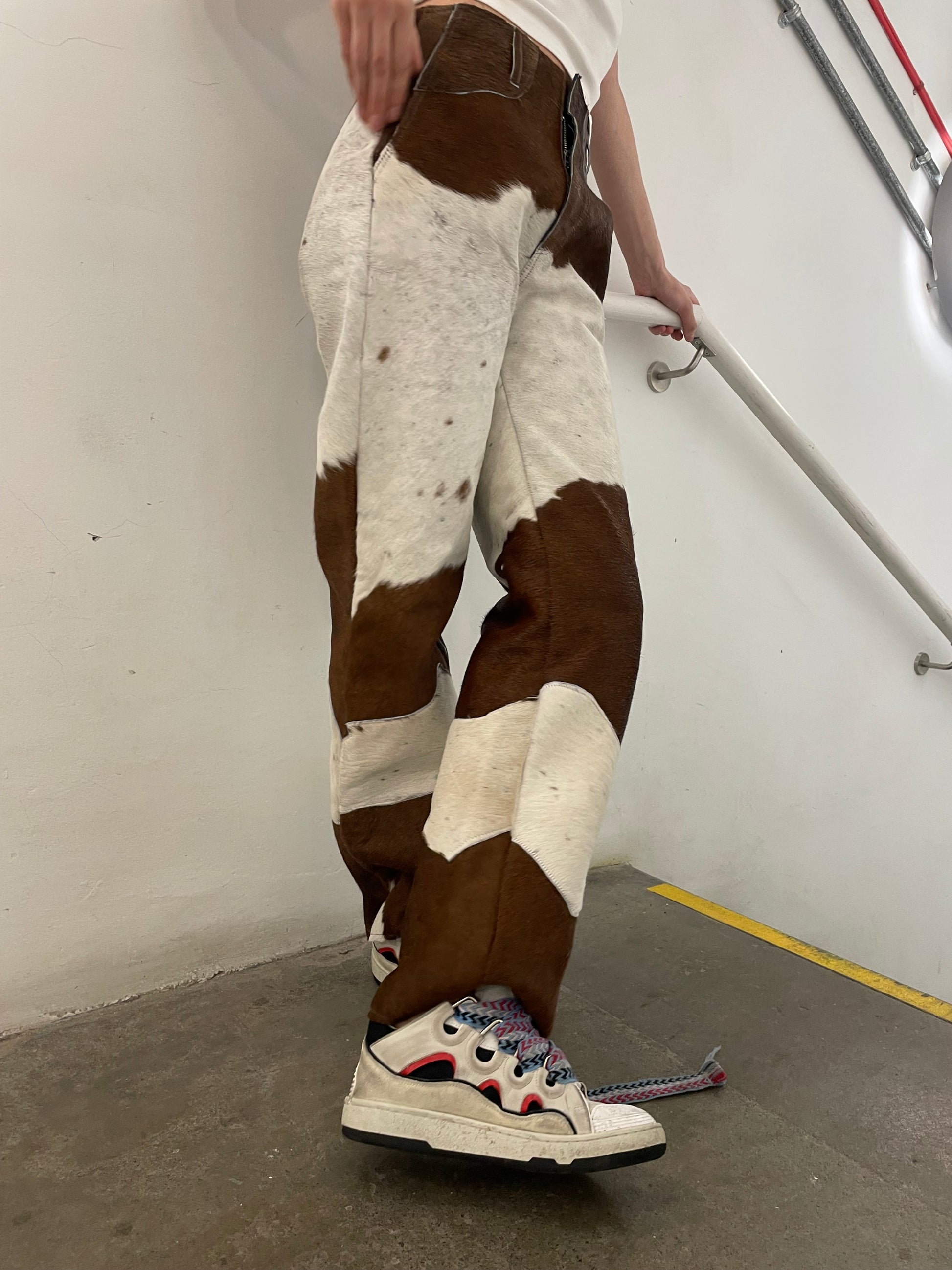 Calça couro de vaca caimento baggy feita à mão