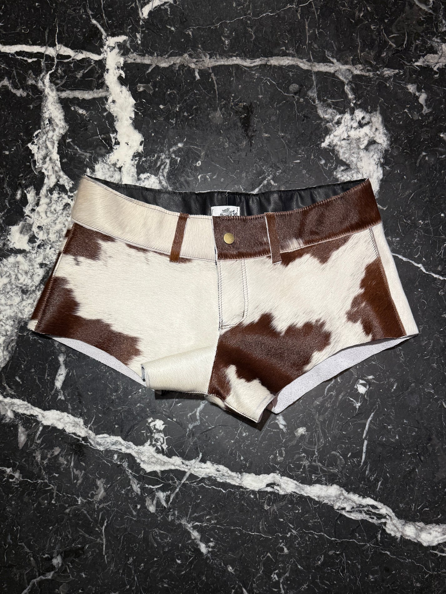 Mini shorts couro de vaca certificado LWG peça única